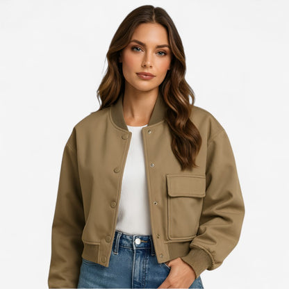 Frida – Kort bomberjakke med klafflommer og trykknapplukking