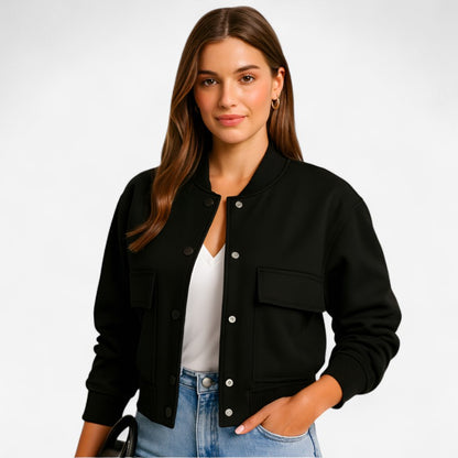 Frida – Kort bomberjakke med klafflommer og trykknapplukking