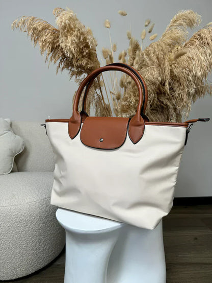 Aaliyah - Romslig veske med avtakbar stropp og trykknapplukking