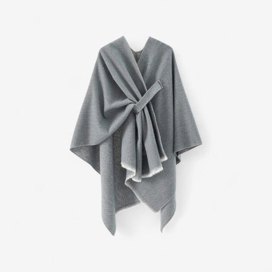 Jessica – Poncho med Skulderinnpakning og Dusker