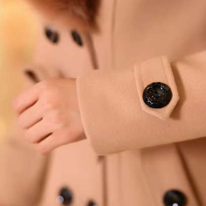 Emma - Stilig pelskrageFrakk med knappedetaljer