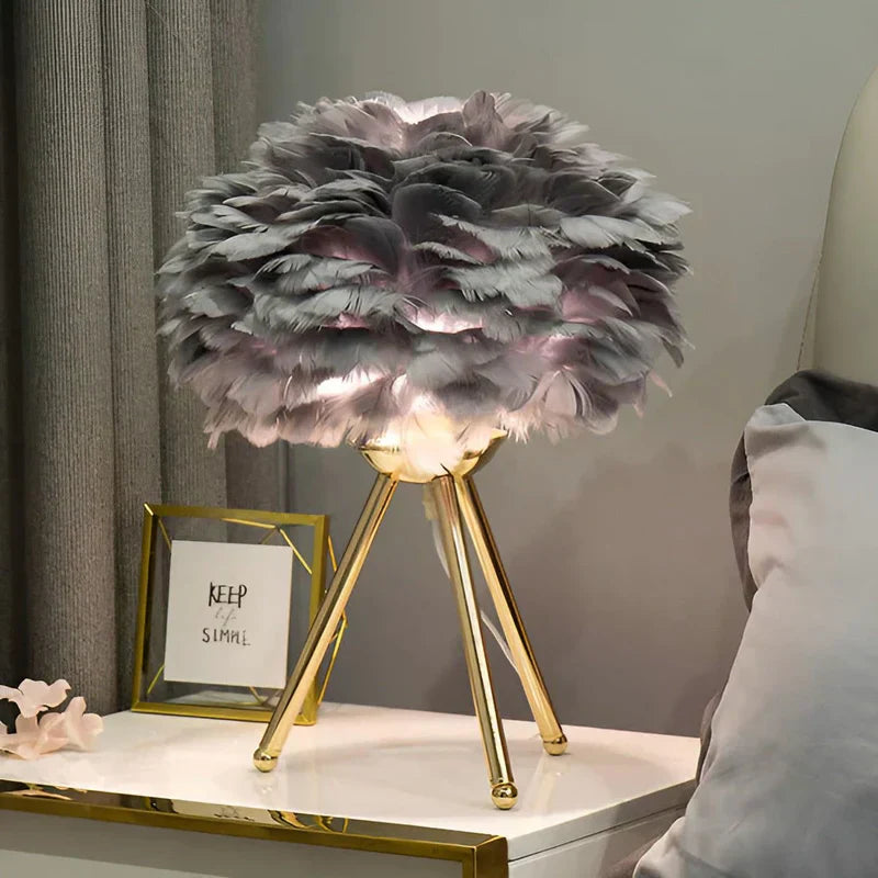 FeatherLuxe - Myk glødende fjærlampe for elegant belysning
