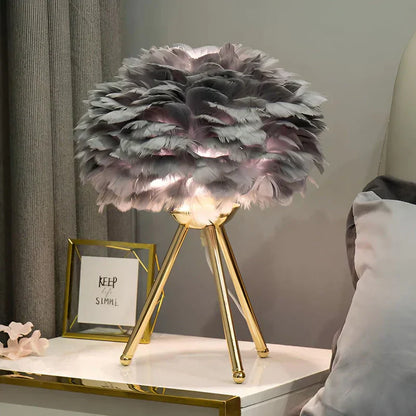 FeatherLuxe - Myk glødende fjærlampe for elegant belysning