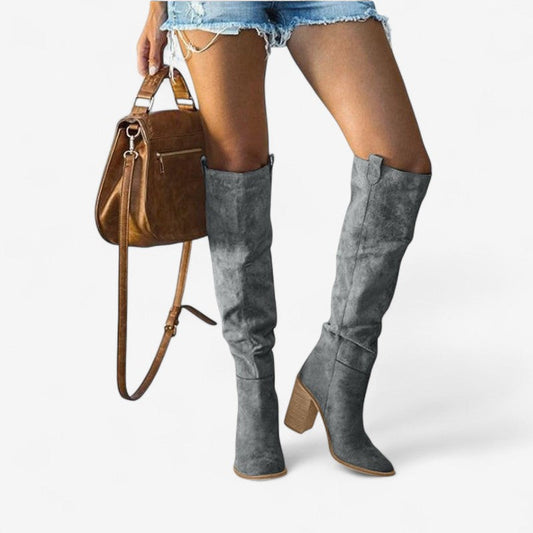 Camila – Knestøvler med Spiss Tå og Slip-On Design