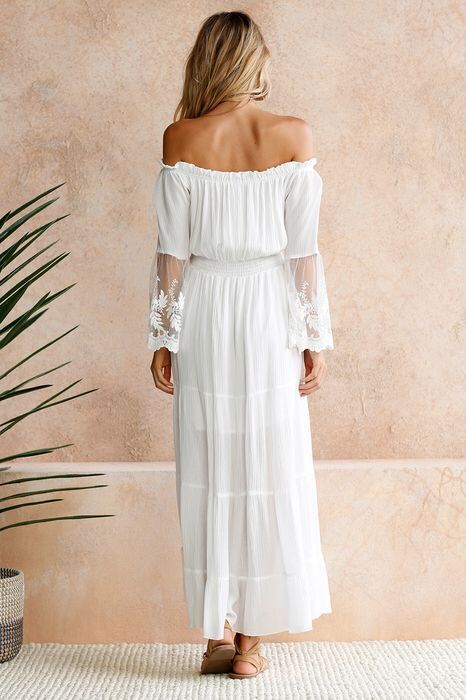 Isla - Boho blonde maxikjole med off-shoulder-design og blomstrete blondermer