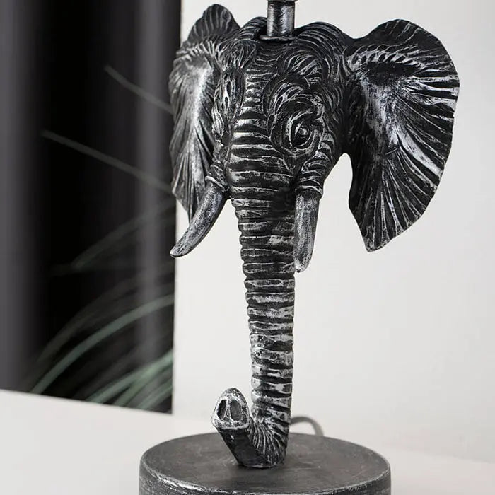 TrunkShine - Elefantskulpturlampe med rustikk burlapskjerm