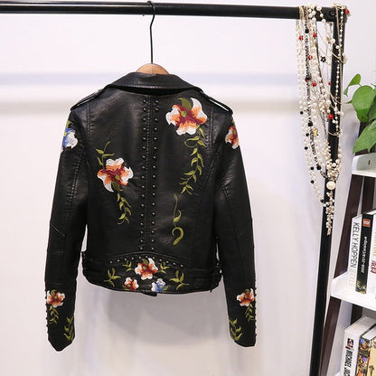 Elizabeth – Stilig jakke med blomsterbroderi og piggdetaljer