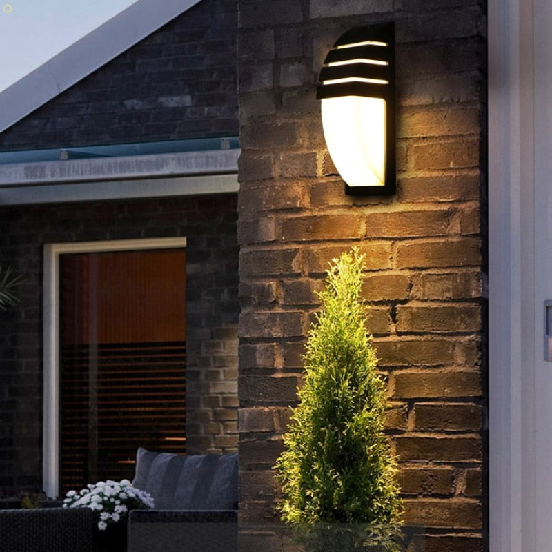 LumeArc - Moderne Utendørs Vegglampe med Elegant Buet Design