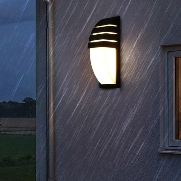 LumeArc - Moderne Utendørs Vegglampe med Elegant Buet Design