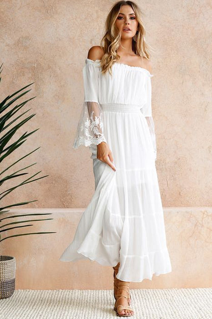 Isla - Boho blonde maxikjole med off-shoulder-design og blomstrete blondermer