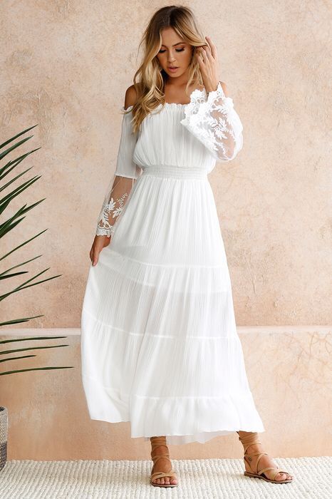 Isla - Boho blonde maxikjole med off-shoulder-design og blomstrete blondermer