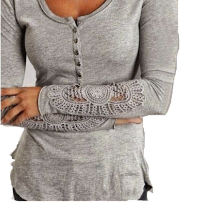 Amelia - Feminin langermet topp med heklede ermer og knappedetaljer