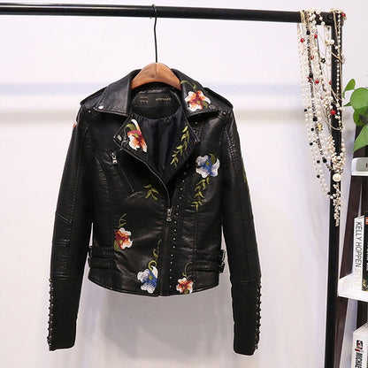 Elizabeth – Stilig jakke med blomsterbroderi og piggdetaljer