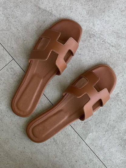 Isla - Stilige sandaler med bred rem og geometriske utskjæringer
