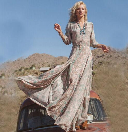 Isabella - Flytende maxikjole med detaljert mønster og rynket midje