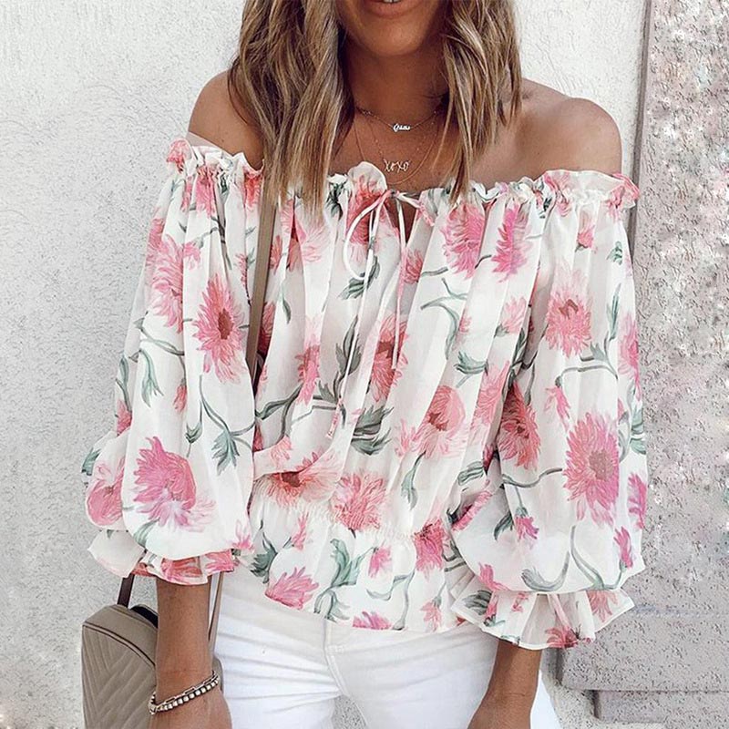 Sophia - Stilig blomstret bluse med volanger og elegante skulderutskjæringer