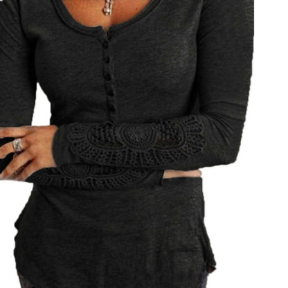 Amelia - Feminin langermet topp med heklede ermer og knappedetaljer