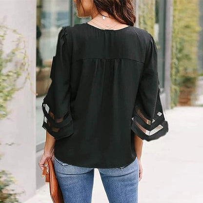 Liva – Avslappet kortermet bluse med V-hals og myk, flytende silhuett