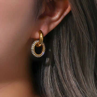 Amelia - Elegante gullplisserte øredobber med intrikat glitter for en luksuriøs touch