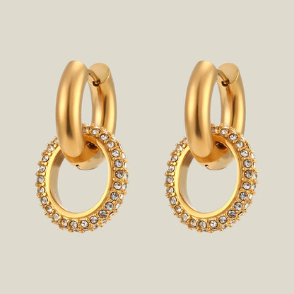 Amelia - Elegante gullplisserte øredobber med intrikat glitter for en luksuriøs touch