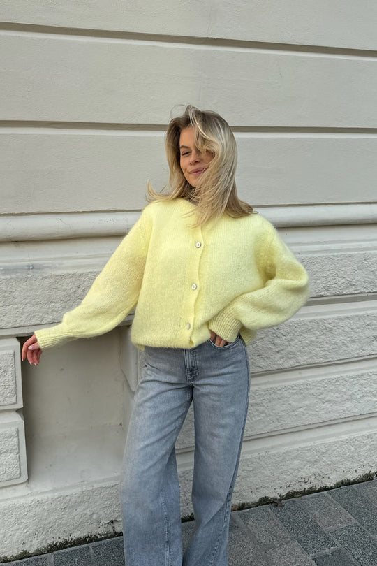 Amara - Elegant cardigan med lange ermer og knapper foran