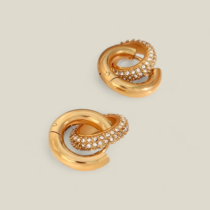 Amelia - Elegante gullplisserte øredobber med intrikat glitter for en luksuriøs touch