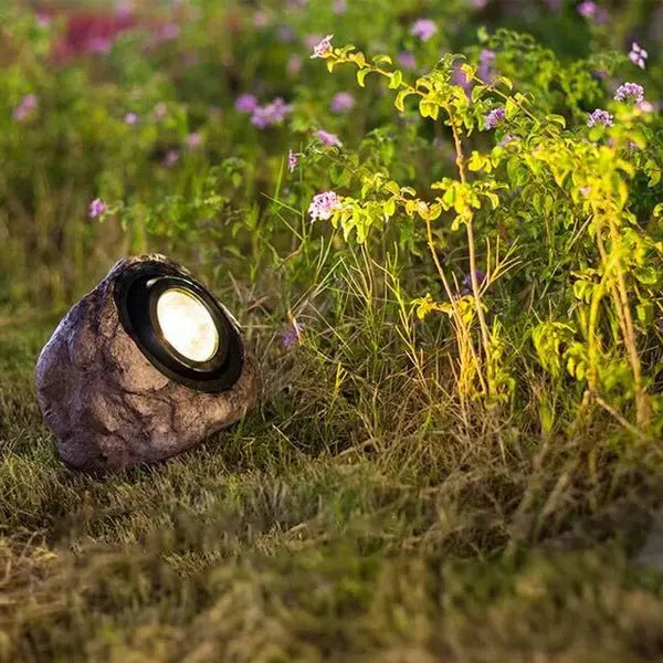 TerraGlow - solcellelys i stein for naturlig belysning utendørs