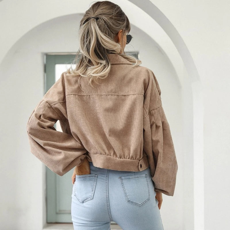 Sophia - Stilig cropped cordfløyeljakke med puffede ermer og knappelukking