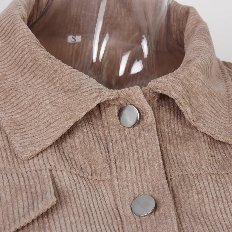 Sophia - Stilig cropped cordfløyeljakke med puffede ermer og knappelukking