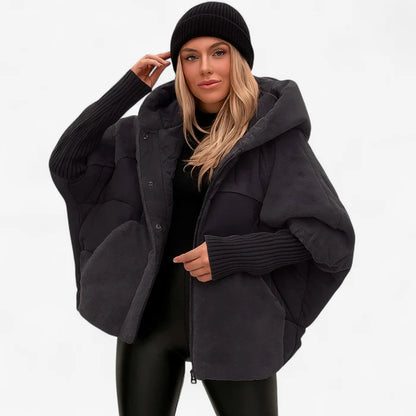 Fenna – Polstret Jakke med Hette og Ribbestrikkede Ermer