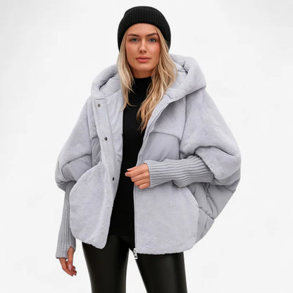 Fenna – Polstret Jakke med Hette og Ribbestrikkede Ermer