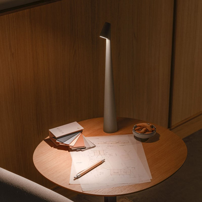LumaRay – Moderne bordlampe med justerbart hode for allsidig belysning