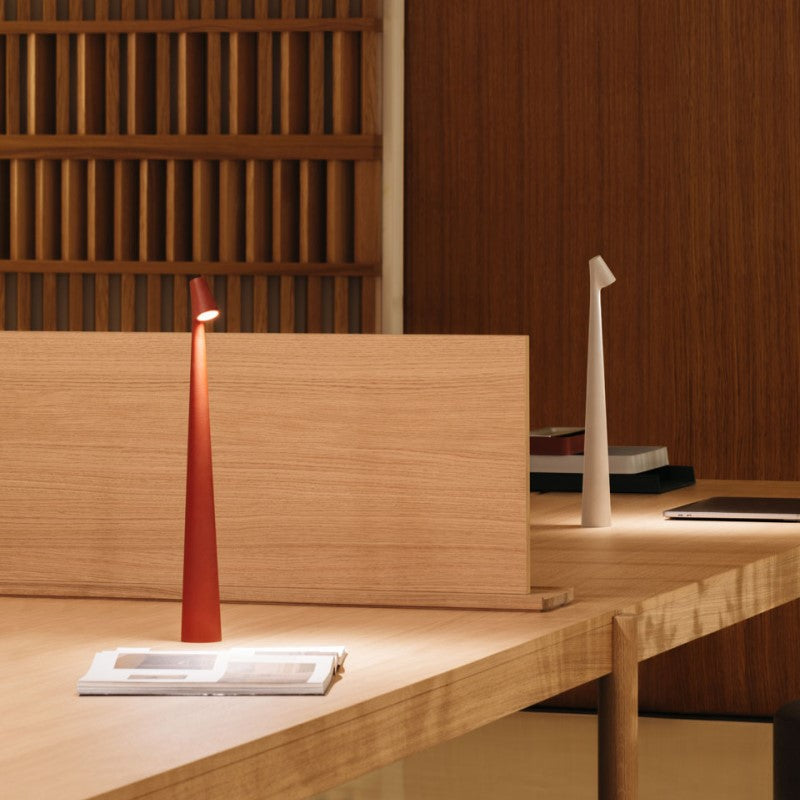 LumaRay – Moderne bordlampe med justerbart hode for allsidig belysning