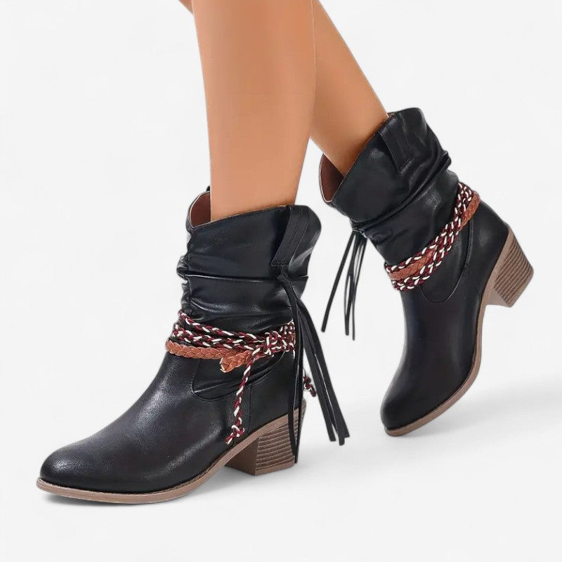 Silje – Slip on Støvler med Dekorativ Duske og Rund Tå