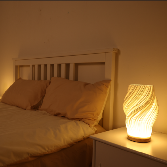 WaveGlow – Moderne bordlampe med bølgemønster for koselig stemningsbelysning