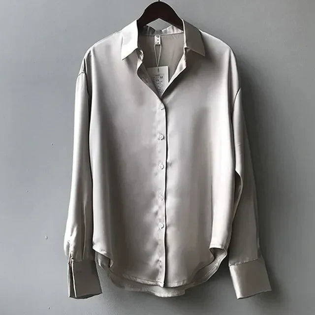 Evelyn - Moderne bluse med klassisk krage og knappelukking