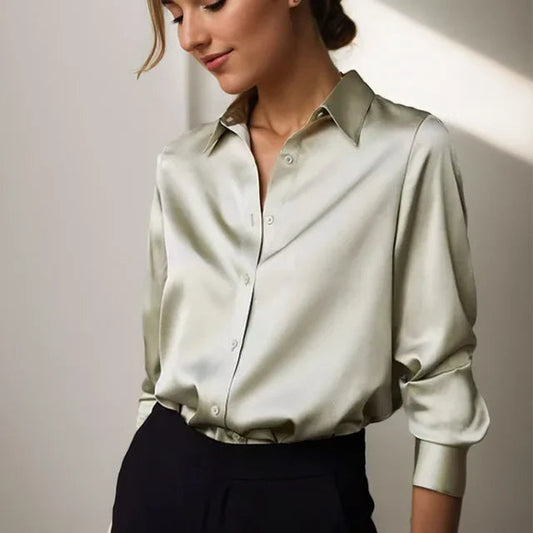 Evelyn - Moderne bluse med klassisk krage og knappelukking