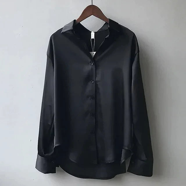 Evelyn - Moderne bluse med klassisk krage og knappelukking