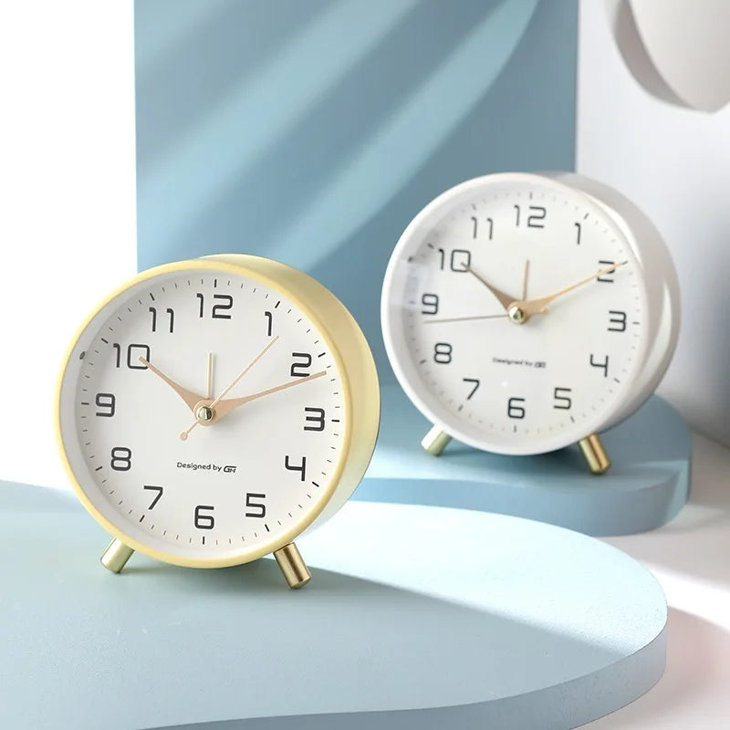 CalmTime - Elegant Rund Stillegående Bordklokke for Hvert Rom