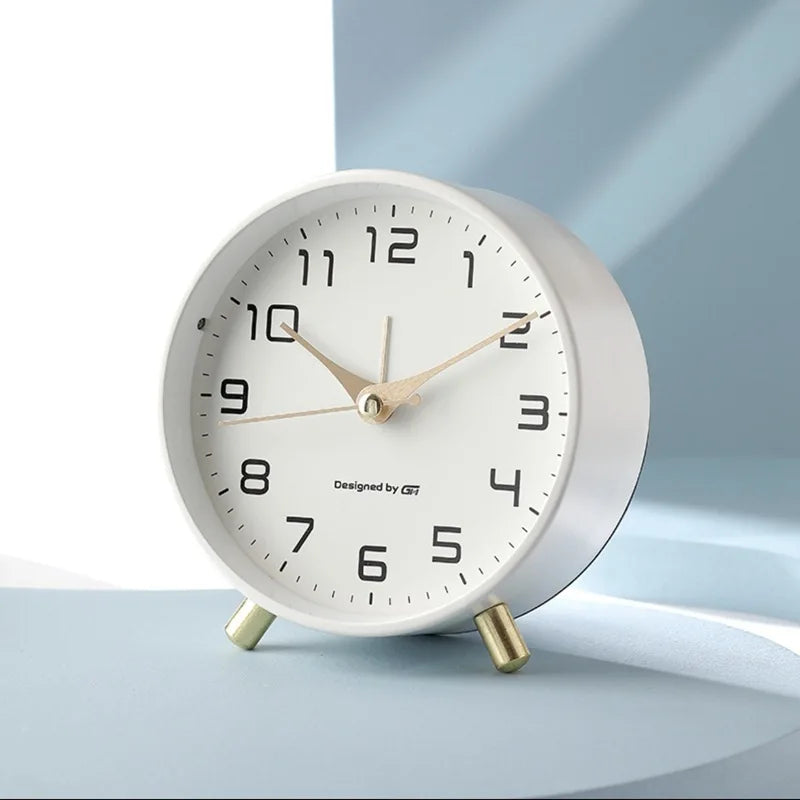 CalmTime - Elegant Rund Stillegående Bordklokke for Hvert Rom