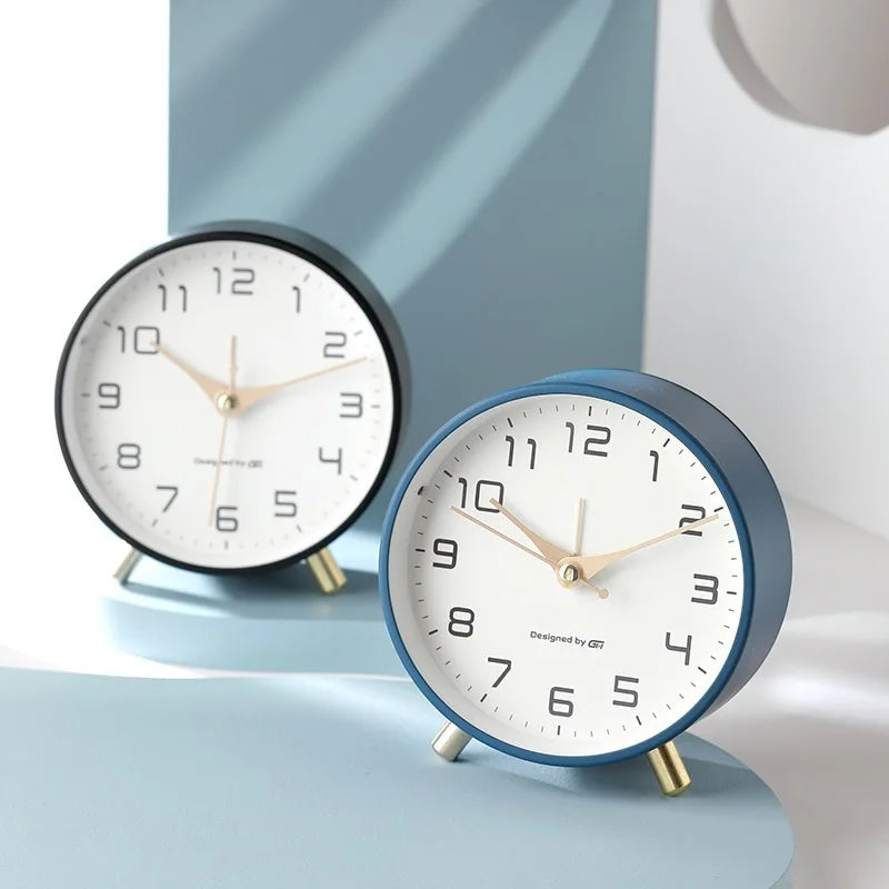 CalmTime - Elegant Rund Stillegående Bordklokke for Hvert Rom