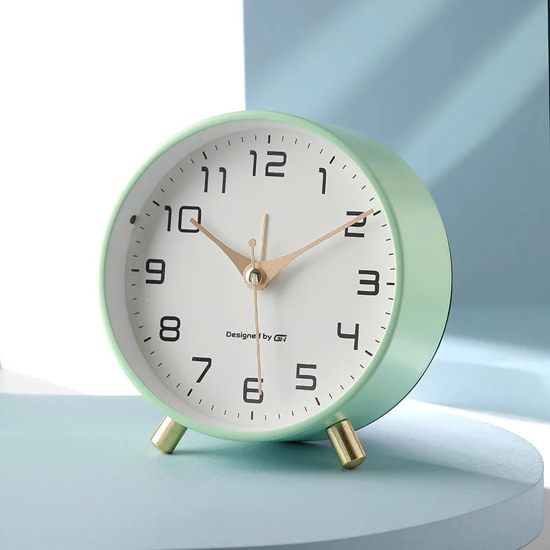 CalmTime - Elegant Rund Stillegående Bordklokke for Hvert Rom