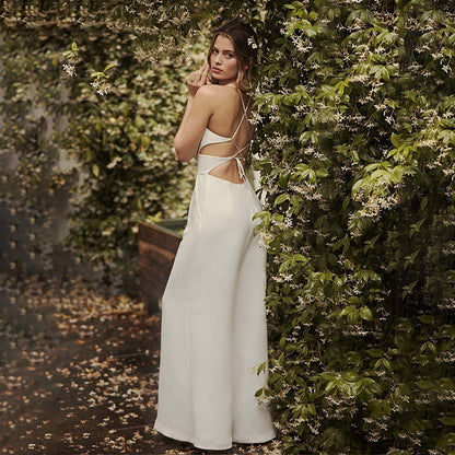 Corine – Ermeløs V-hals jumpsuit med tettsittende passform og åpen rygg