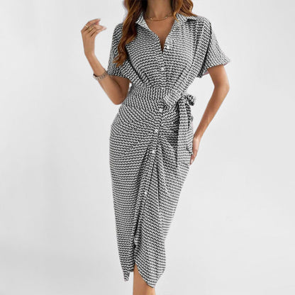 Michelle - Stilig midikjole med korte ermer og chic mønster