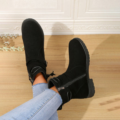 Reina ankelstøvletter med spennedetalj og lav blokkhæl