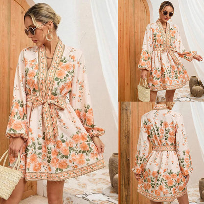 Leony – Midikjole med lange ermer og diskré blomstertrykk