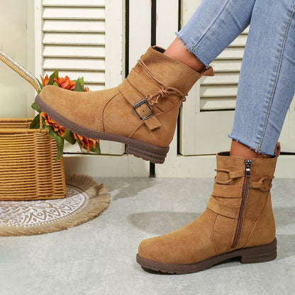 Reina ankelstøvletter med spennedetalj og lav blokkhæl