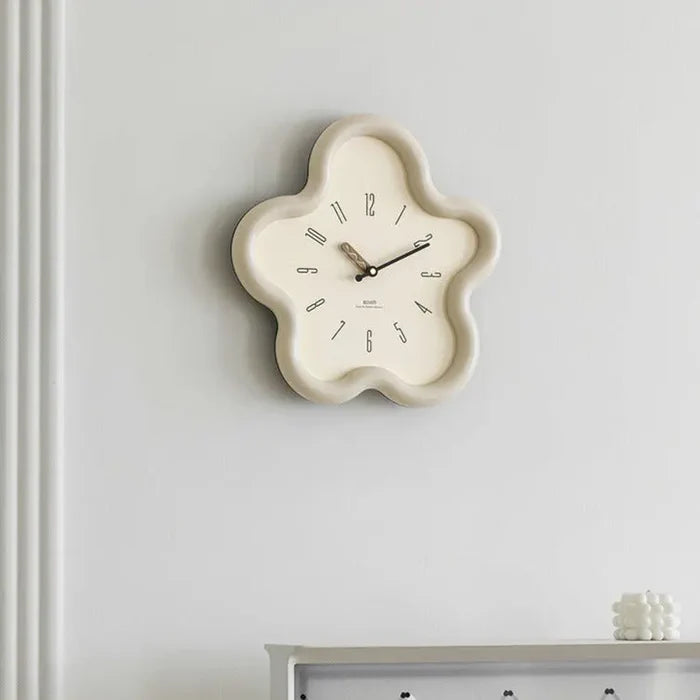 FloraTime – Stille veggklokke med 3D-blomsterdesign og minimalistisk skjerm