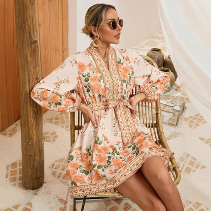 Leony – Midikjole med lange ermer og diskré blomstertrykk