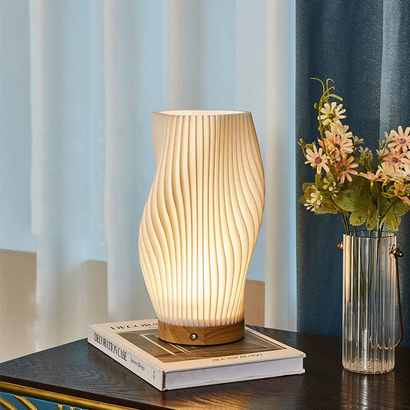 WaveGlow – Moderne bordlampe med bølgemønster for koselig stemningsbelysning